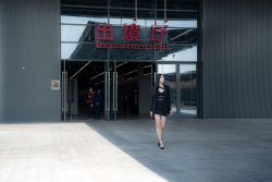 夜間選擇 Go²EASY 跨境租車,安全舒適直達目的地。