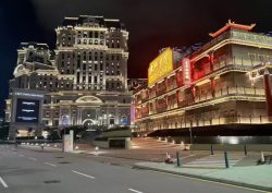 享受免下車通關的便捷跨境租車服務。